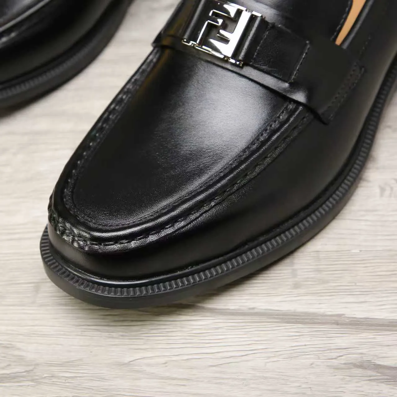 ​Men's shoes 💰 500 💰 Water dyed cowhide 🆘 The latest FENDI ( Fendi ) new casual leather shoes 🕶️🕶️ Simple routing effect, showing an elegant and cool driving shoe 🎬Made of Italian 🇮🇹 imported calfskin + first-layer water-dyed cowhide lining🐂Excellent material🎬Detailed workmanship 🤗Comfortable foot feel➰➰. ​Pair it with any outfit to show your taste and temperament, low-key luxury ♻️Design ​simple and elegant ​noble and fashionable 🍃​Very loved and favored by trendy men 💓❤️Size: 38-44 2⃣️colors available